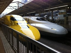 黄色い新幹線の写真