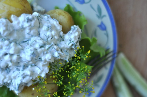 värske kartul kodujuustuga/new potatoes and cottage cheese with herbs