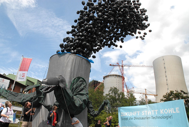 Kohlosaurus vor Kohlekraftwerk in Krefeld - Stadtwerke raus aus der Kohlekraft!
