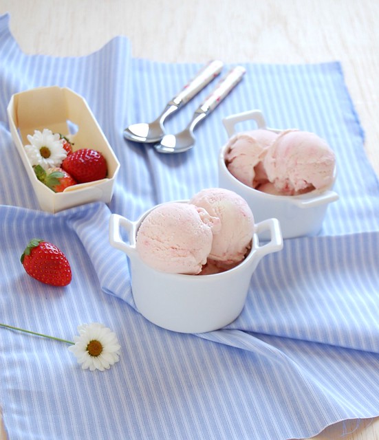 Strawberry cheesecake ice cream / Sorvete de cheesecake de morango