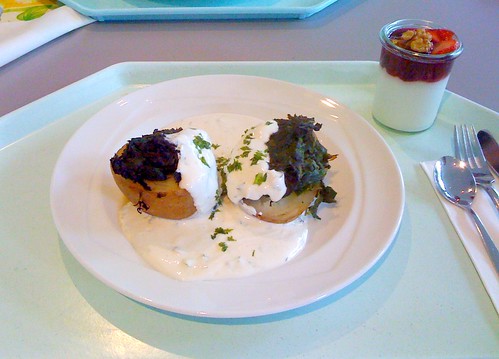 Farmerkartoffel mit Sauerrahm & Blattspinat / Farmer potato with sour cream & leaf spinach