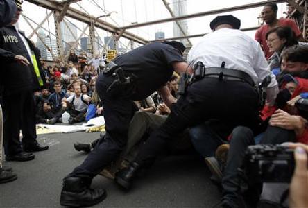 Police exert pressure on demonstrators in New York who have occupied Wall Street for two weeks. Mass anger at the banks in growing inside the U.S. by Pan-African News Wire File Photos