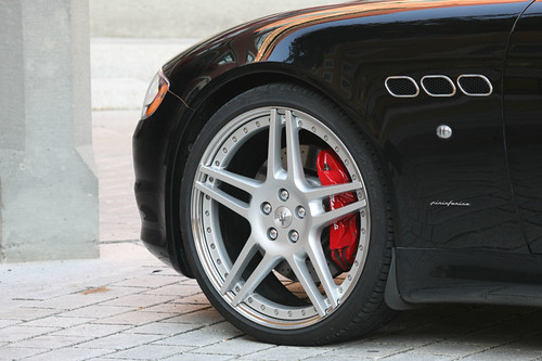 Detailed view of Maserati Quattroporte Sport GTS' wheels