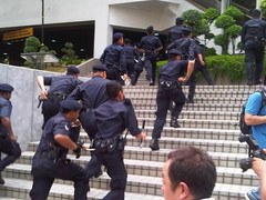 Group of cops chases away people in menara maybank