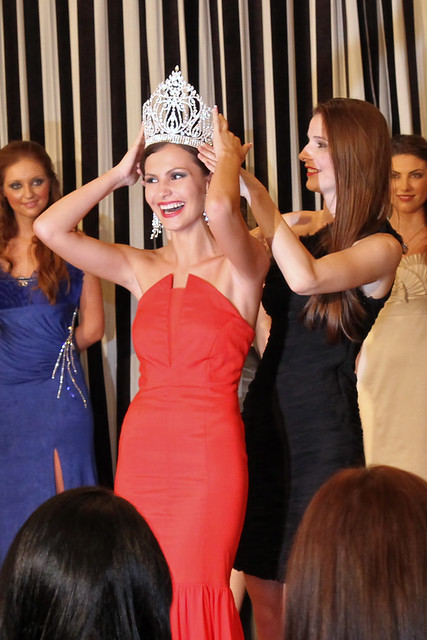 Larisa Popa merge la Miss Universe 2011! (foto şi video din semifinală şi cantonament)