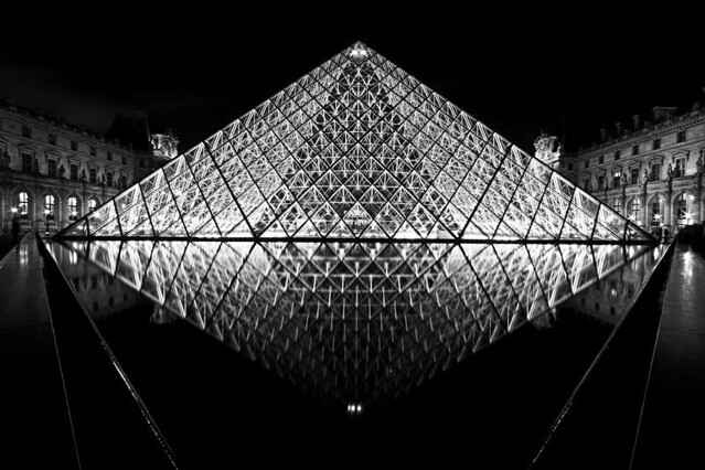 Paris-Black-and-white-Monochrome_photography-Musee_du_Louvre-image