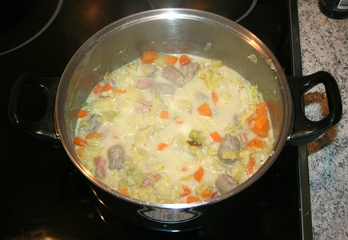 28 - Wirsingeintopf mit Inger & Bratwurstklösschen / Savoy stew with ginger & bacon - einkochen lassen
