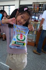 20110701-yoyo拿小包裝的米-1