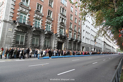 the queue to art collection museum in madrid