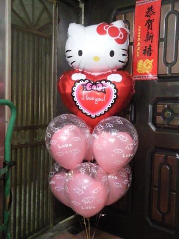求婚氣球串，Hello Kitty抱愛心鋁箔球，雙層包心氣球6顆 by dod_balloon