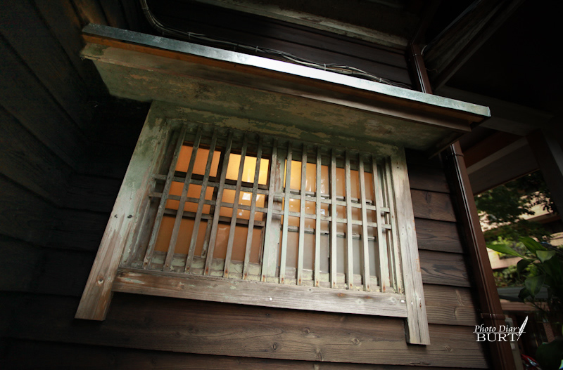 青田76 玄關外側的小窗