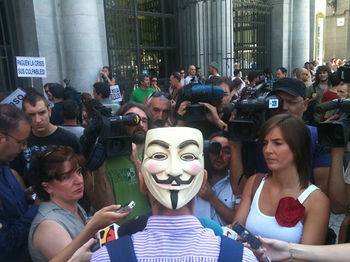 FOTO: Pza de Oriente, 12h20 un anónimo y 25 periodistas q le graban y rodean #15M #plazatomada by StephaneMGrueso