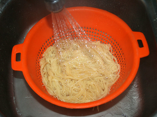 21- Spaghetti abgießen