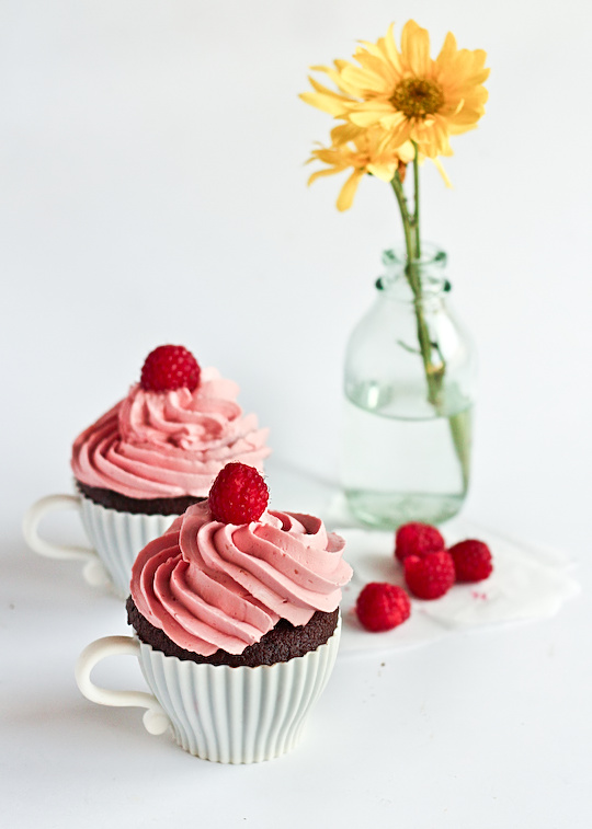 raspberry_devil_cupcakes-6