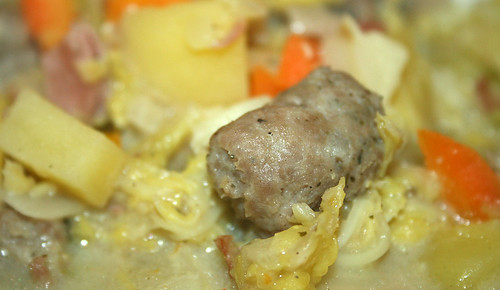 30 - Wirsingeintopf mit Inger & Bratwurstklösschen / Savoy stew with ginger & bacon - CloseUp