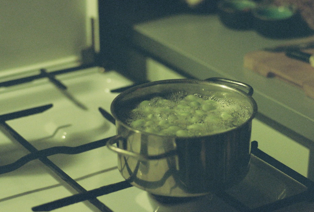 making green hummus