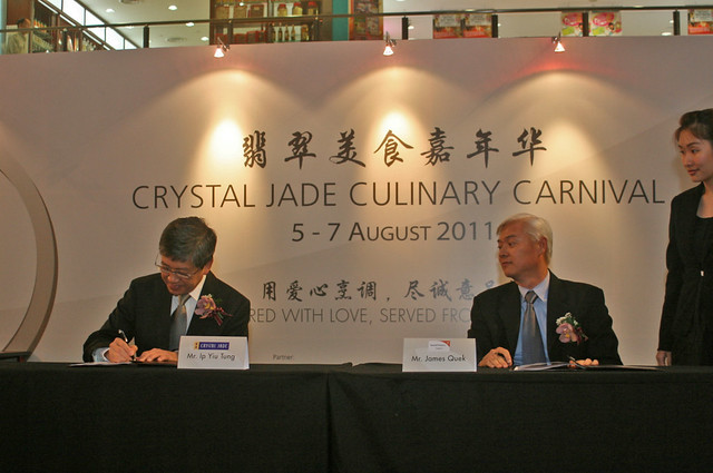 Crystal Jade Culinary Concepts Holding Chairman and CEO Mr Ip Yiu Tung and Mr James Quek, Executive Director of World Vision Singapore sign an MOU to commit raising S$100,000 for the charity