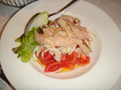 Ensalada de ventresca con tomate pelado y cebolleta