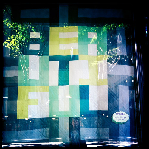B E A U T I F U L window display quilt