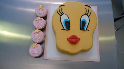 Tweety Bird Birthday Cake & Cucpakes by CAKE Amsterdam - Cakes by ZOBOT