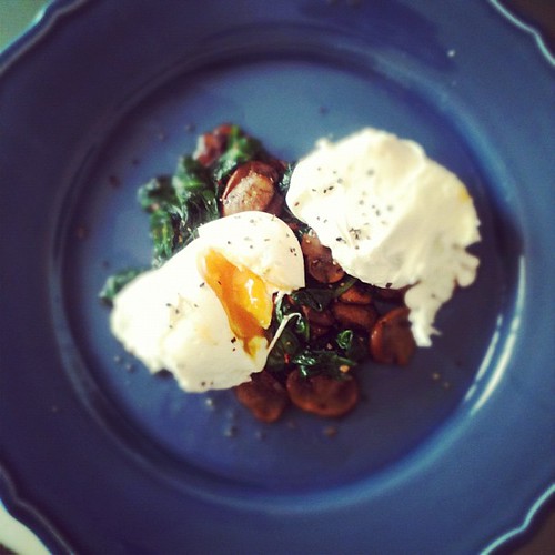 Poached egg with sautéed garlic mushrooms and spinach