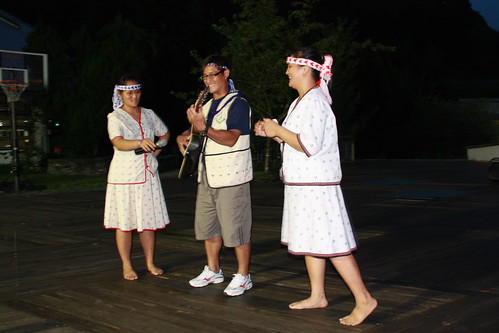 秀林鄉富世村社區舞蹈工作室都姆恩老師(右一)與族人夥伴一同合唱太魯閣族傳統歌曲，稍後教導達人們太魯閣族傳統舞蹈，與之共舞。