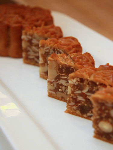 Baked Mooncake with Assorted Nuts and Jin Hua Ham
