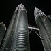 As Petronas Twin Towers a noite