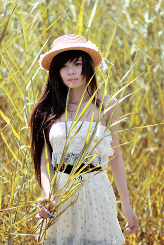 フリー写真素材|人物|女性|アジア女性|草原|帽子・キャップ|