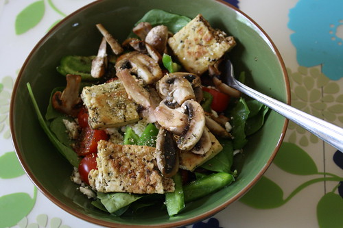 Salad with tofu, mushrooms, feta