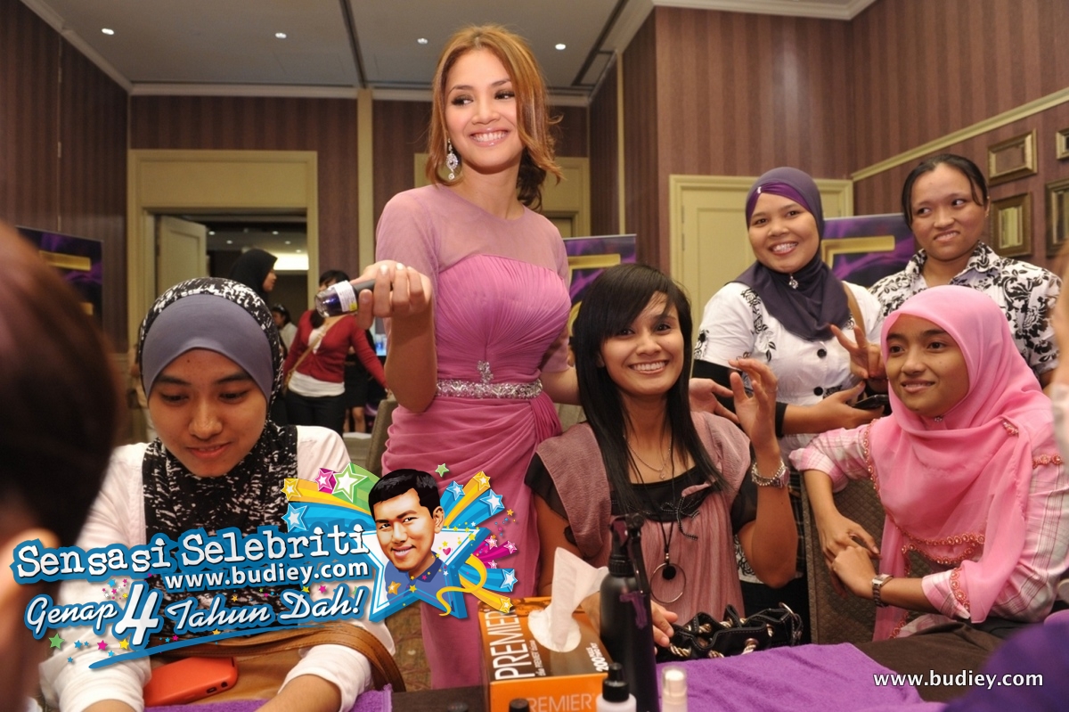Fazura with her fans during manicure session