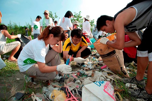 撿拾工作結束後，伊萊克斯員工忙著進行垃圾分類，發現高居海岸垃圾之冠的是塑膠袋，其次為吸管、飲料杯與瓶蓋。照片提供：伊萊克斯