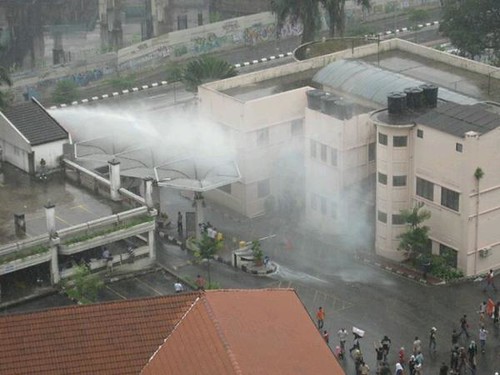 Bersih 2.0 - FRU spraying water cannon into Tung Shin compound
