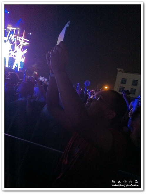 Some even use iPad and Galaxy Tab to take photo and video for the MTV World Stage!