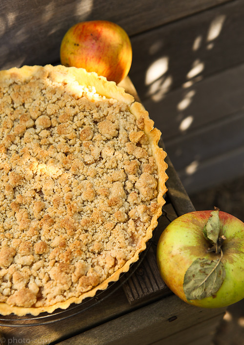 apple crumble - very strong light today