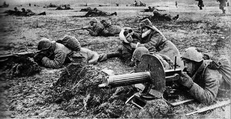 Entrincheirados atrás de pequenos montes de lodo, os soldados russos enfrentam o ataque alemão. Um soldado ferido é atendido por um camarada.