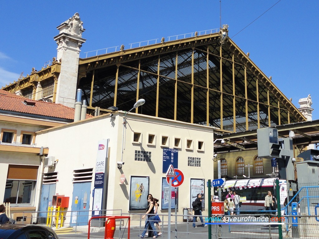 Vue de l'entrée de la gare SNCF de Marseille Saint-Charles