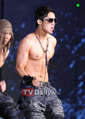{Photos} Kim Hyun Joong Mnet 20's Choice Break Down Performance [07.07.2011]