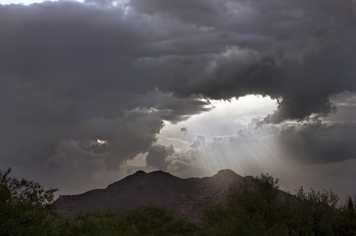 フリー写真素材|自然・風景|雲|暗雲|山|日光・太陽光線|