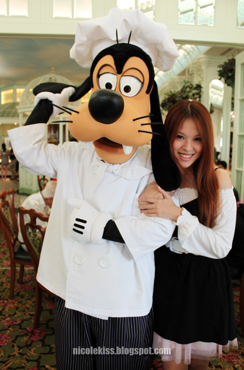 chef goofy playing with his ear