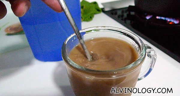 Pour cold water, stir, and you get your MILO Peng! 