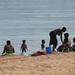 Familias inteiras se banham na agua doce do lago