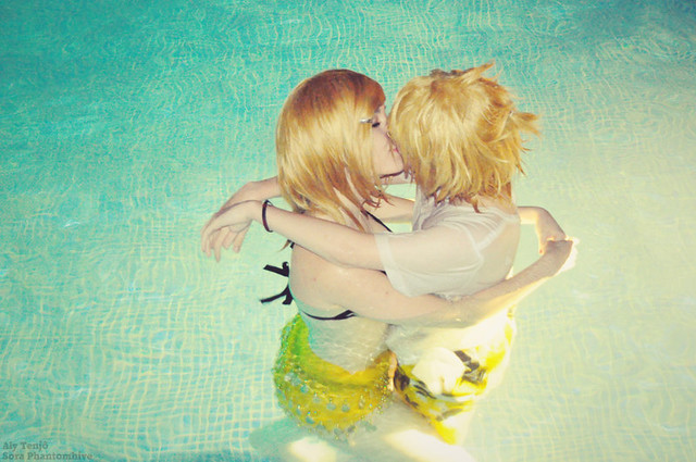 len_and_rin___water_kiss_by_sora_phantomhive-d3lp5s5