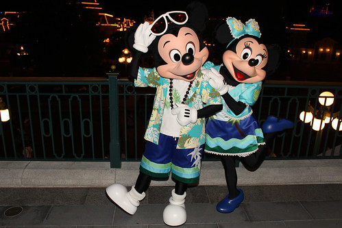 Meeting Mickey and Minnie Mouse in their summer beach outfits