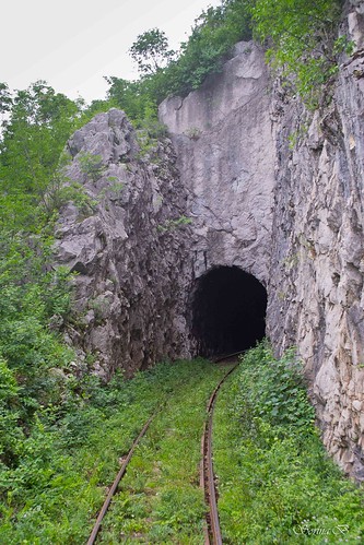 Unul dintre cele 14 tuneluri