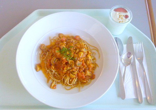 Champignongulasch auf Vollkornspaghetti / Mushroom goulash with full wheat spaghetti