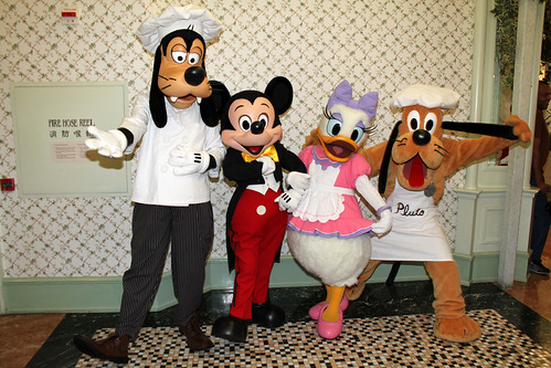 Meeting Chef Goofy, Mickey, Chef Daisy and Chef Pluto