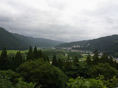 日本こけし館への坂道の途中から鳴子温泉街を望む
