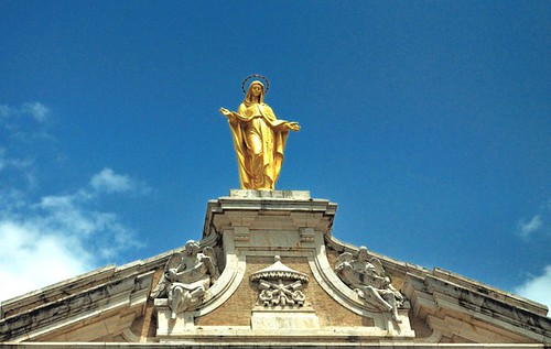 Estatua de Maria en la Fachada