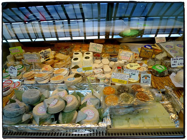 Paris-cheese epetto shopping near rue des francs bourgeois